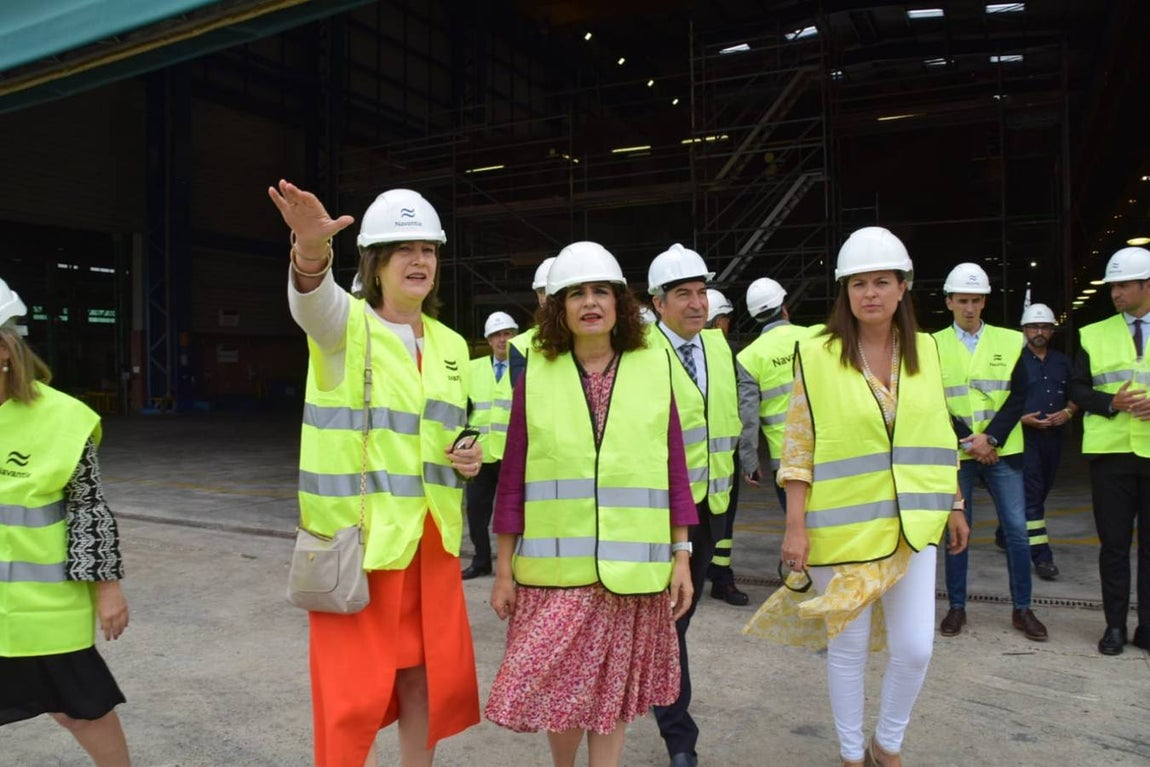 María Jesús Montero y el delegado del Gobierno en Andalucía visitan el astillero de Navantia en San Fernando