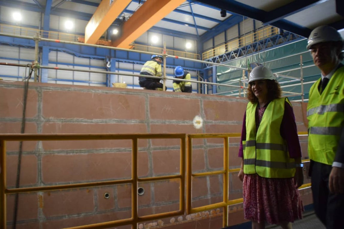 María Jesús Montero y el delegado del Gobierno en Andalucía visitan el astillero de Navantia en San Fernando