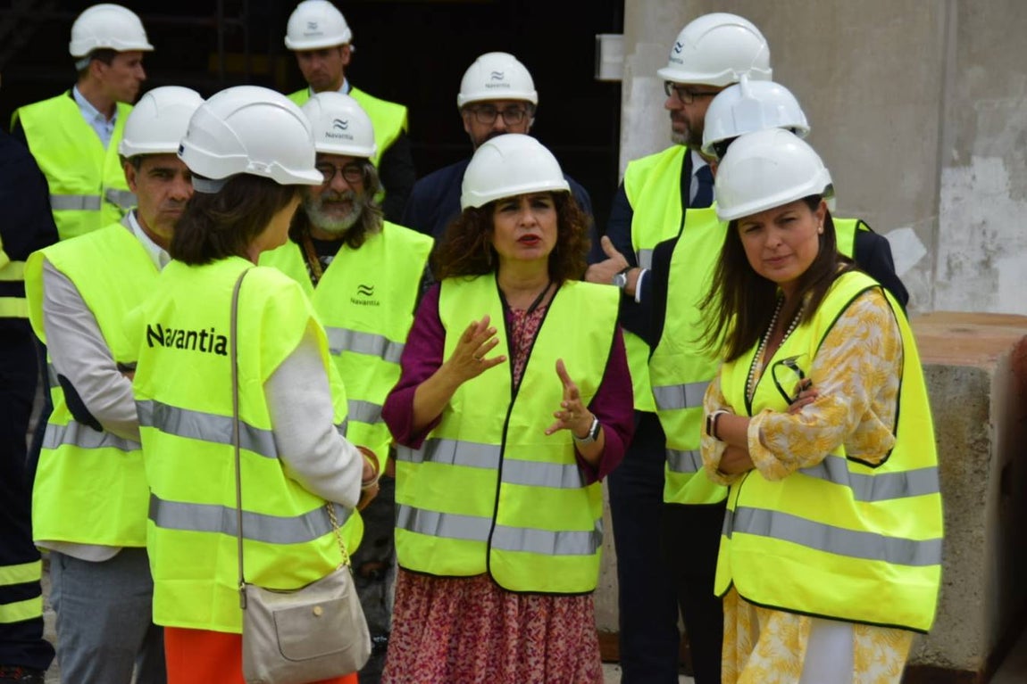 María Jesús Montero y el delegado del Gobierno en Andalucía visitan el astillero de Navantia en San Fernando