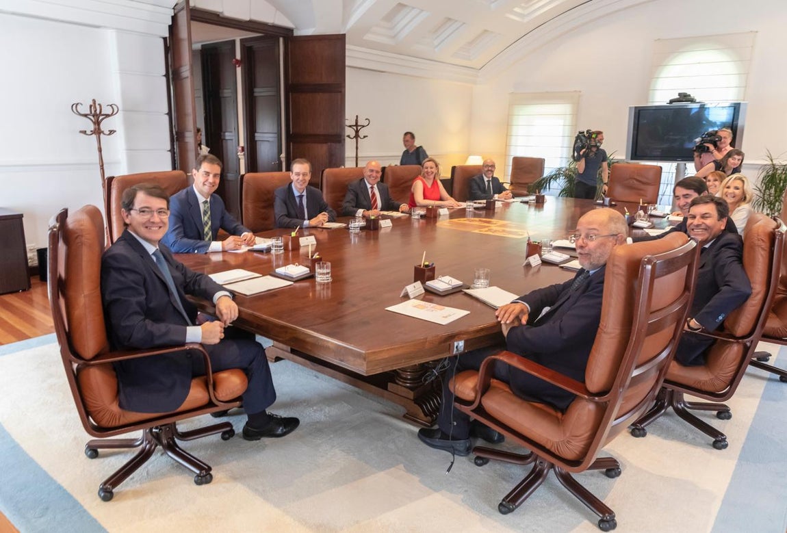 Familiares, amigos y exconsejeros acompañan al nuevo Ejecutivo de Castilla y León en su toma de posesión