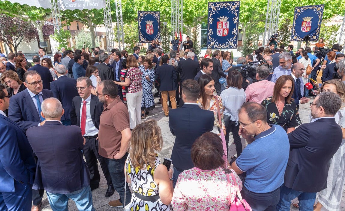 Familiares, amigos y exconsejeros acompañan al nuevo Ejecutivo de Castilla y León en su toma de posesión