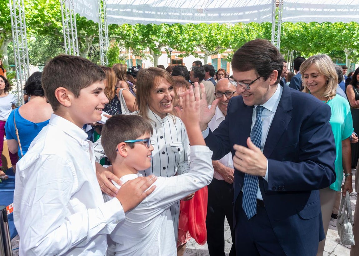 Familiares, amigos y exconsejeros acompañan al nuevo Ejecutivo de Castilla y León en su toma de posesión