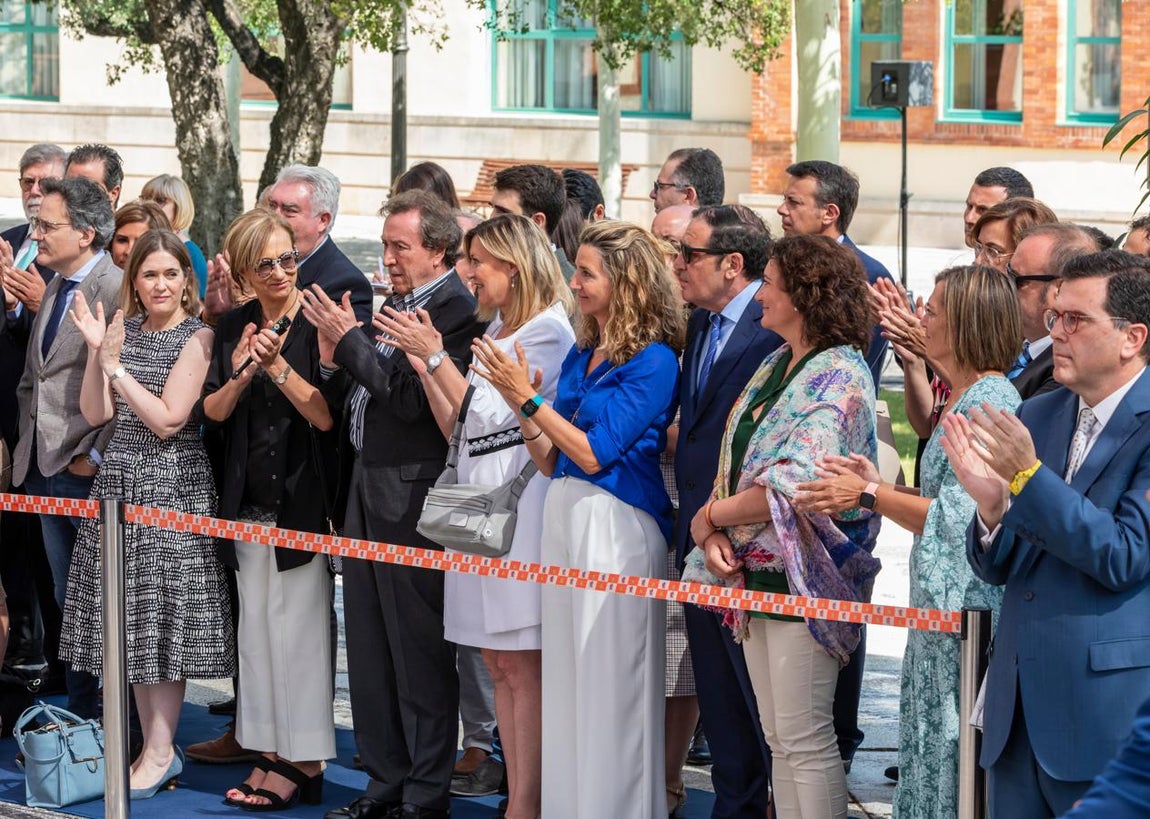 Familiares, amigos y exconsejeros acompañan al nuevo Ejecutivo de Castilla y León en su toma de posesión