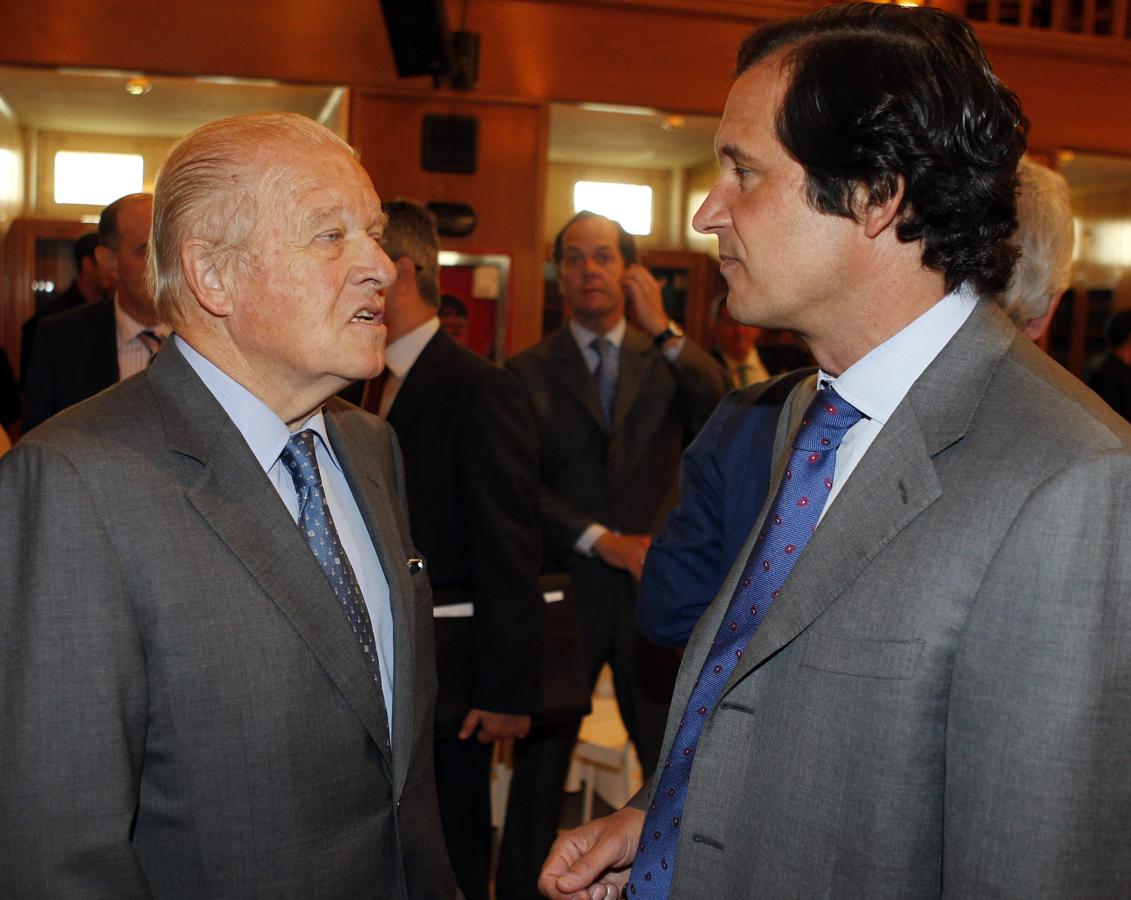 Emilio Ybarra Churruca conversa con uno de sus hijos, Emilio Ybarra Aznar, en un desayuno del Foro ABC en 2012.. 