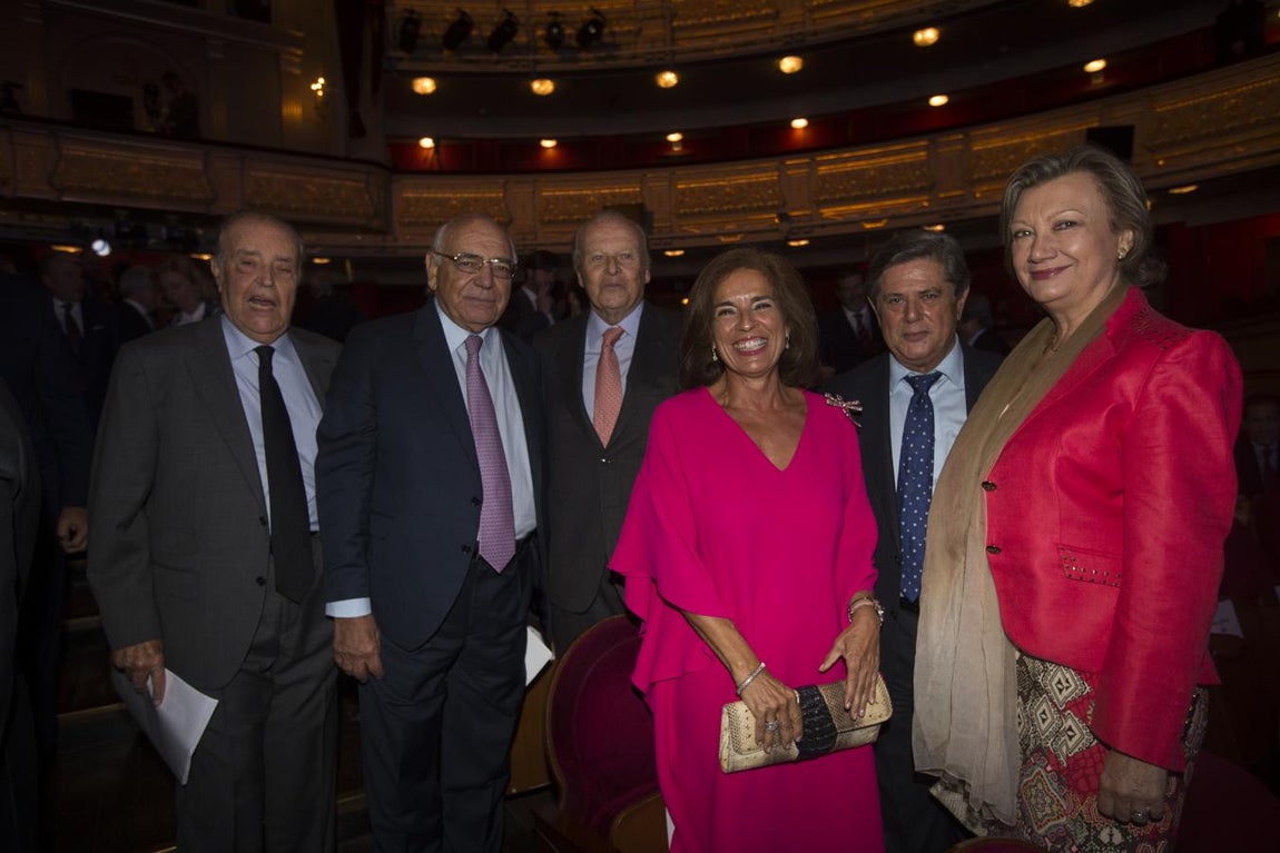 Emilio Ybarra (centro), junto a Juan Carlos Guerra Zunzunegui, Ignacio Bayón Marine, Ana Botella, Federico Trillo y Luisa Fernanda Rudi, en la Gala del 15 aniversario de Vocento, en el Teatro Real de Madrid.. 
