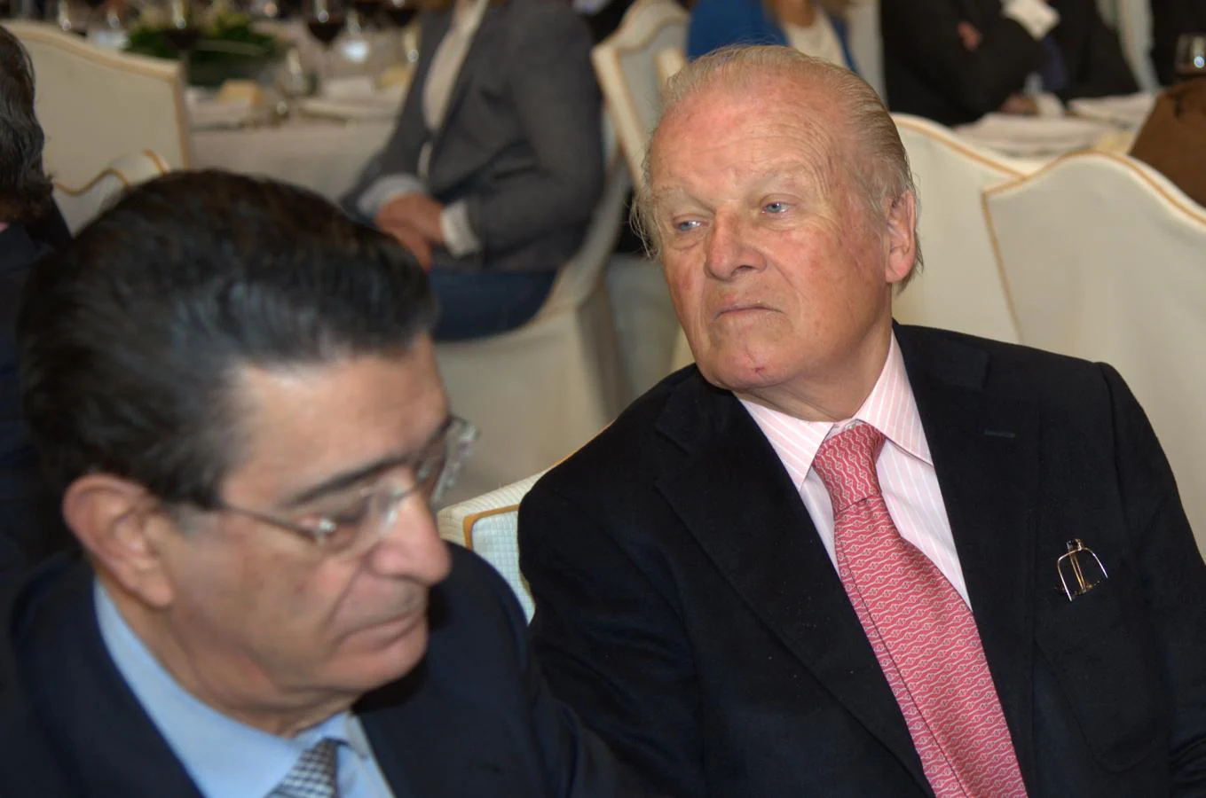 Emilio Ybarra fue invitado en 2015 a una ponencia y debate de Albert Rivera en el Casino de Madrid.. 