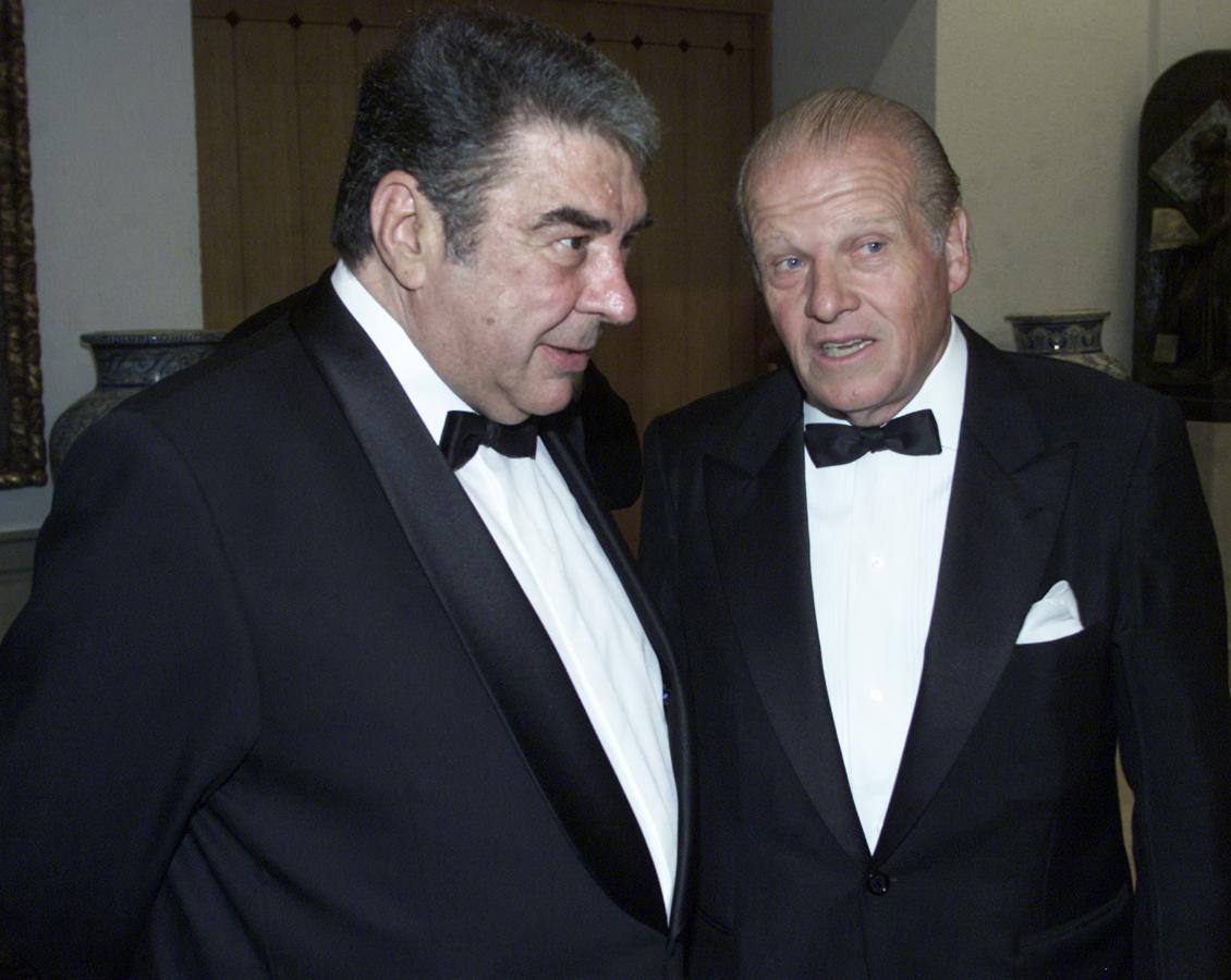 Emilio Ybarra Churruca (d) conversa con Manuel Martín Ferrand, durante la entrega de los Premios Cavia de 2003.. 