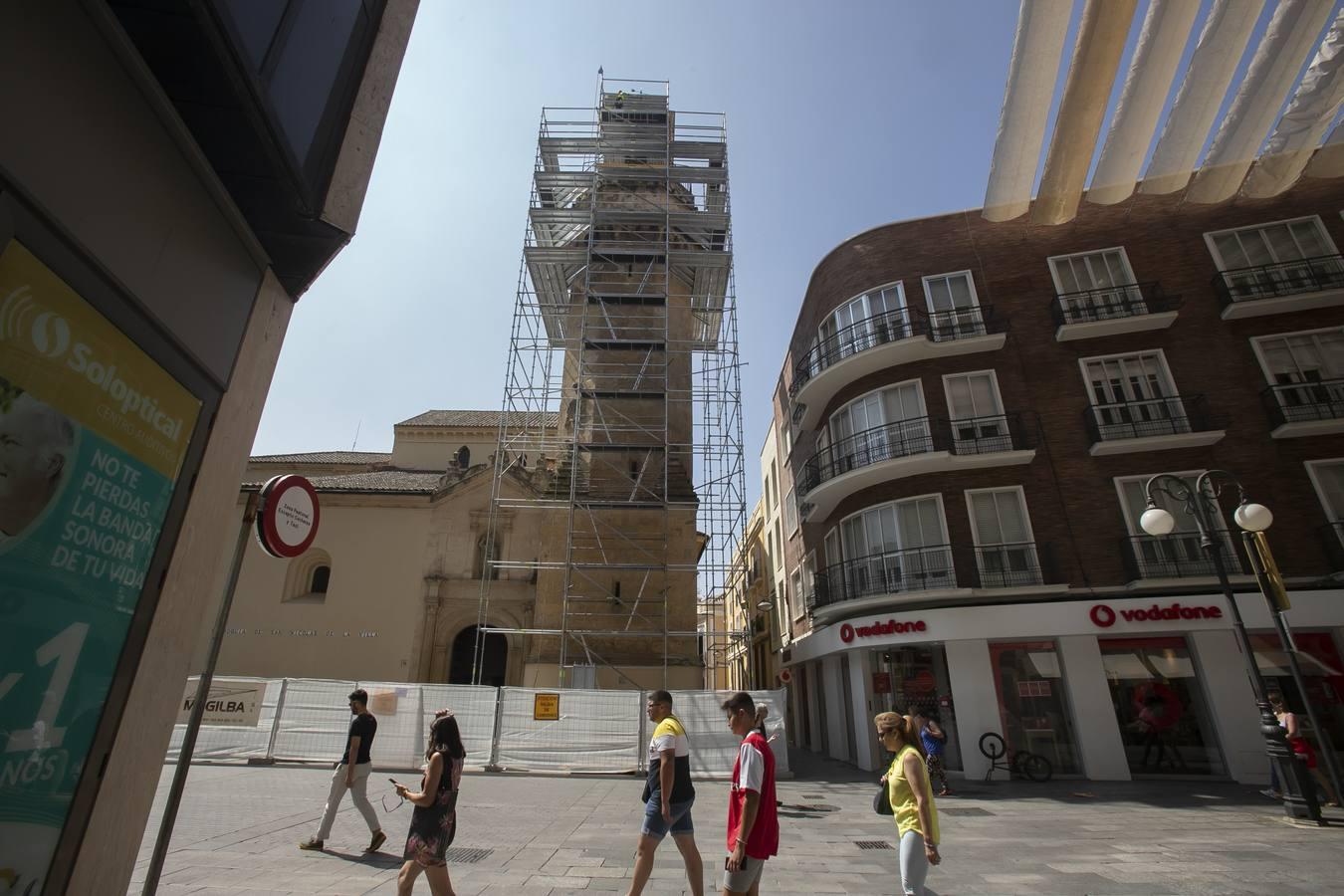 La recuperación del enfoscado del campanario de San Nicolás, en imágenes