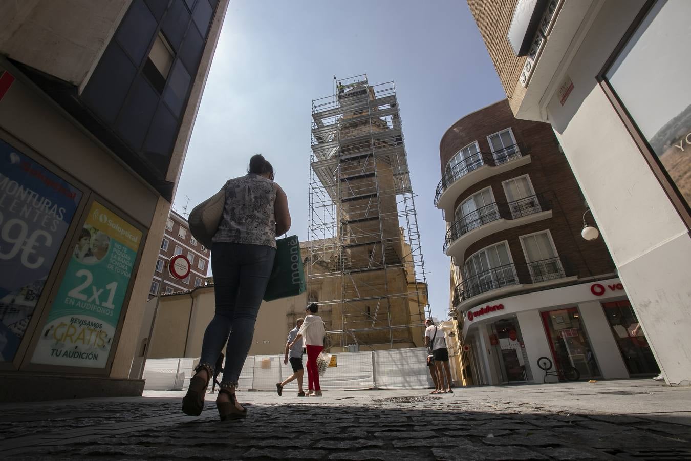 La recuperación del enfoscado del campanario de San Nicolás, en imágenes