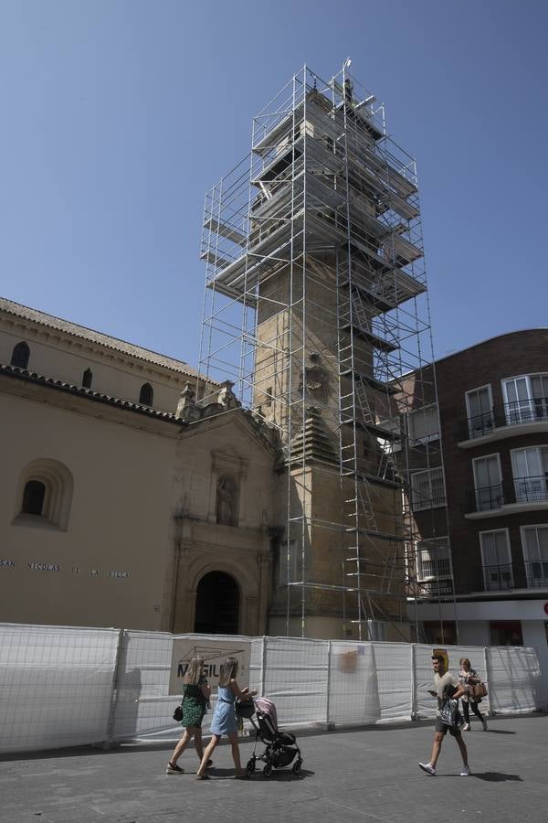 La recuperación del enfoscado del campanario de San Nicolás, en imágenes