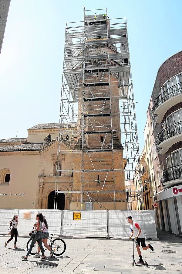 La recuperación del enfoscado del campanario de San Nicolás, en imágenes