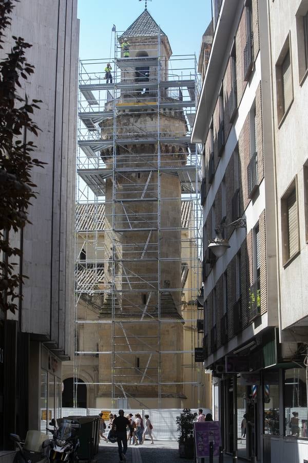 La recuperación del enfoscado del campanario de San Nicolás, en imágenes