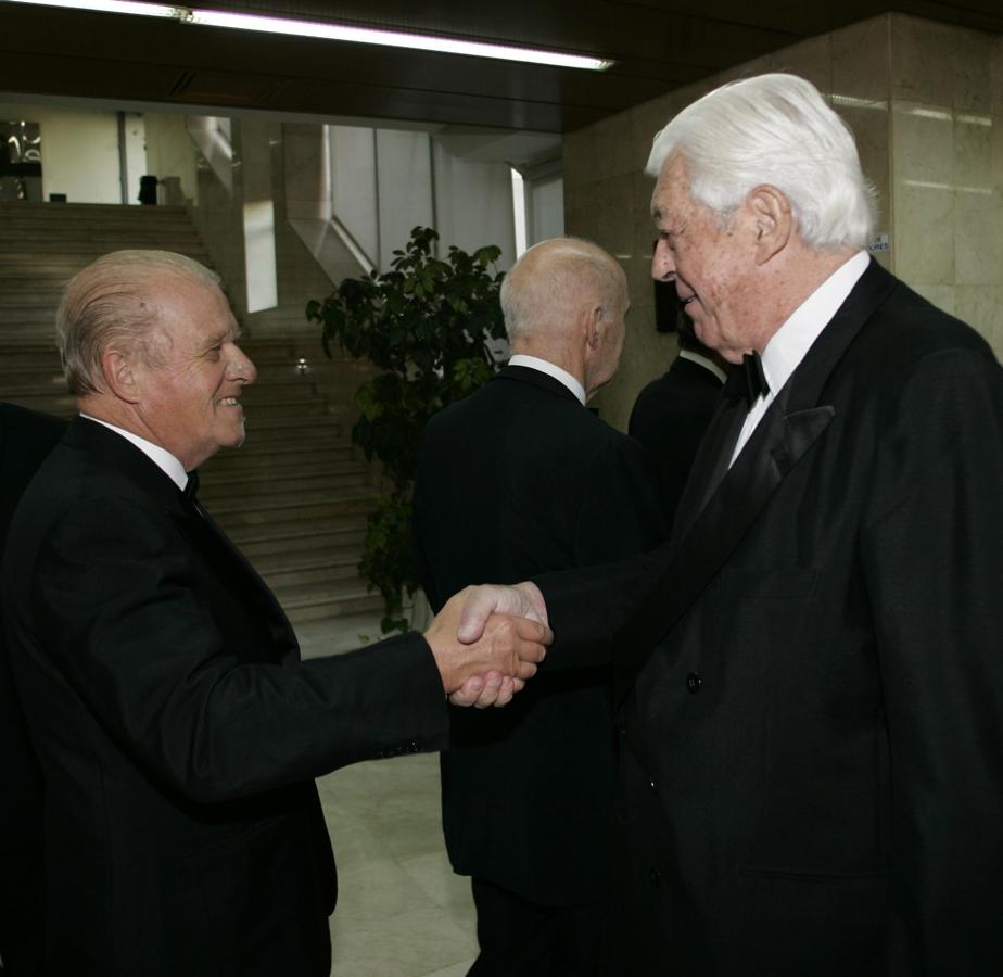 Emilio Ybarra Churruca saluda a Guillermo Luca De Tena Brunet durante los premios Cavia de 2005.. 