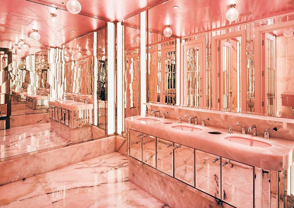 Brasserie de Light. El restaurante es uno de los platos fuertes de una afamada galería de lujo de Londres, The Forest, presidida por una obra de arte de Damien Hirst. Los responsables del local encargaron la reforma de su cuarto de baño al reconocido interiorista Martin Brudnizki. El arquitecto sueco construyó su espacio con mármol y espejos, a los que añadió una luz rosa. El resultado: impacto y glamur