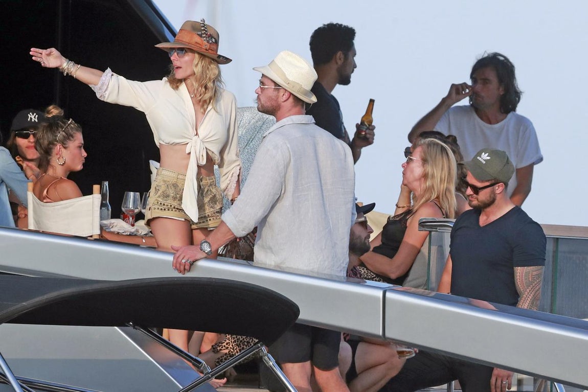 Cumpleaños en Ibiza. Elsa Pataky ha cumplido 43 años este jueves. Para celebrar el día ha disfrutado de un paseo en barco junto a sus amigos en Ibiza.