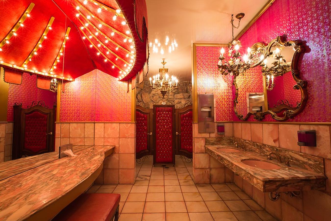 Madonna Inn. Este excéntrico restaurante californiano tiene los cuartos de baño más teatrales del estado. Están decorados en mármol con espejos de oro, candelabros y puertas forradas en cuero almohadillado de color rojo