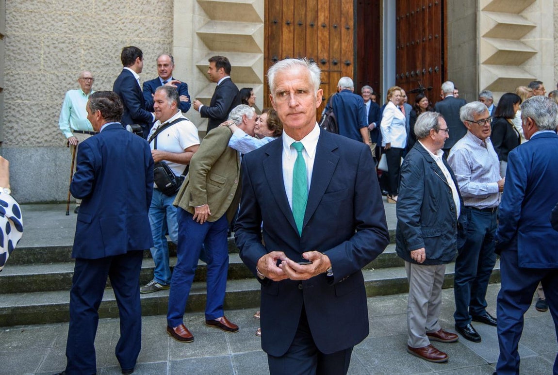 El mundo del arte también da su adiós a Emilio Ybarra. El director del Museo Guggenheim Bilbao, Juan Ignacio Vidarte, también estuvo presente en la misa por el expresidente de BBVA