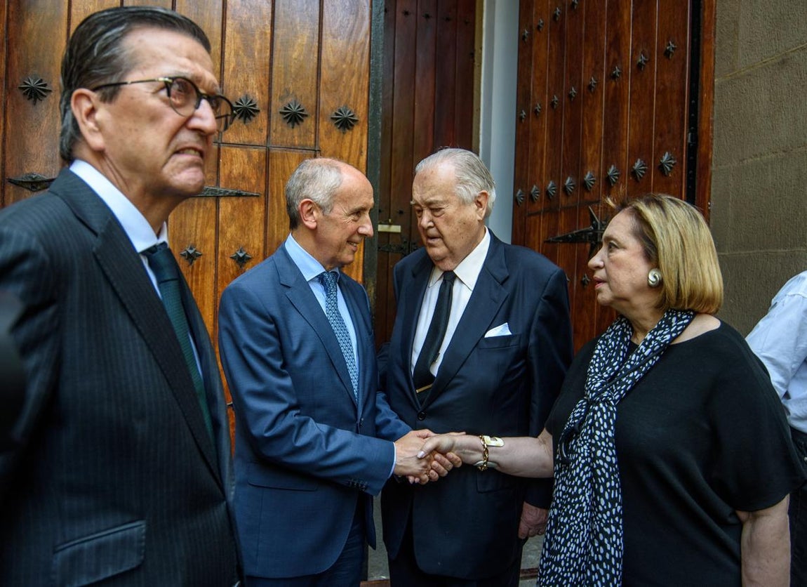 El Gobierno vasco da el pésame a la familia Ybarra. En la imagen, el portavoz del Gobierno Vasco, Josu Erkoreka (2i), da el pésame al hermano de Emilio Ybarra, Santiago Ybarra (2d), presidente de honor del grupo Vocento y ex presidente de El Correo, y a su mujer, Mercedes Baptista (d), en presencia del presidente de El Correo, Enrique de Ybarra (i)