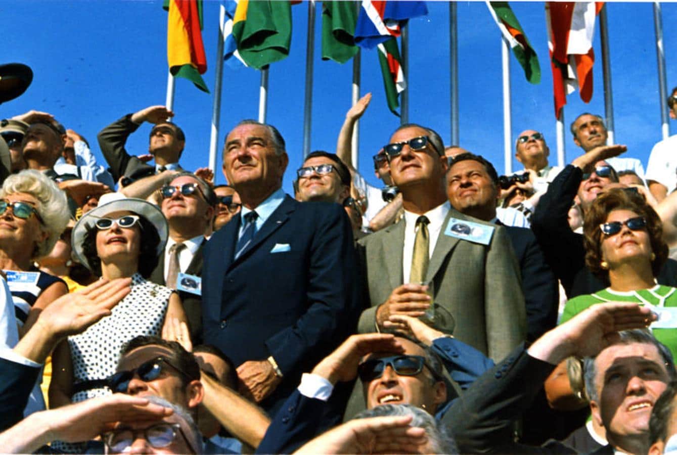 El expresidente de Estados Unidos Lyndon B.Johnson y el entonces vicepresidente Spiro Agnew entre los espectadores del lanzamiento del Apolo 11 el 16 de julio de 1969. 