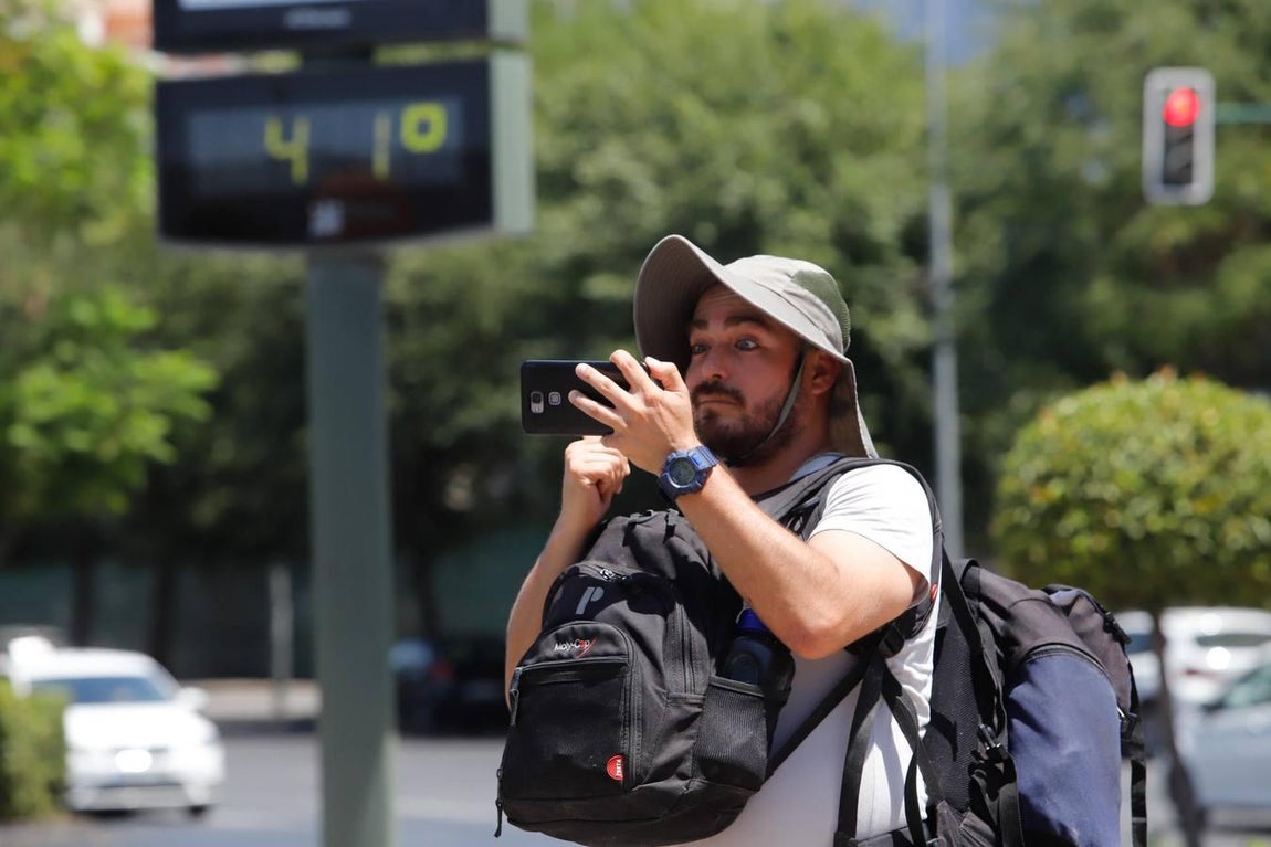 Los turistas bajo el calor de Córdoba, en imágenes