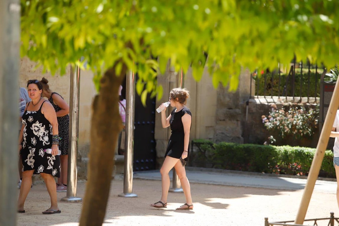 Los turistas bajo el calor de Córdoba, en imágenes