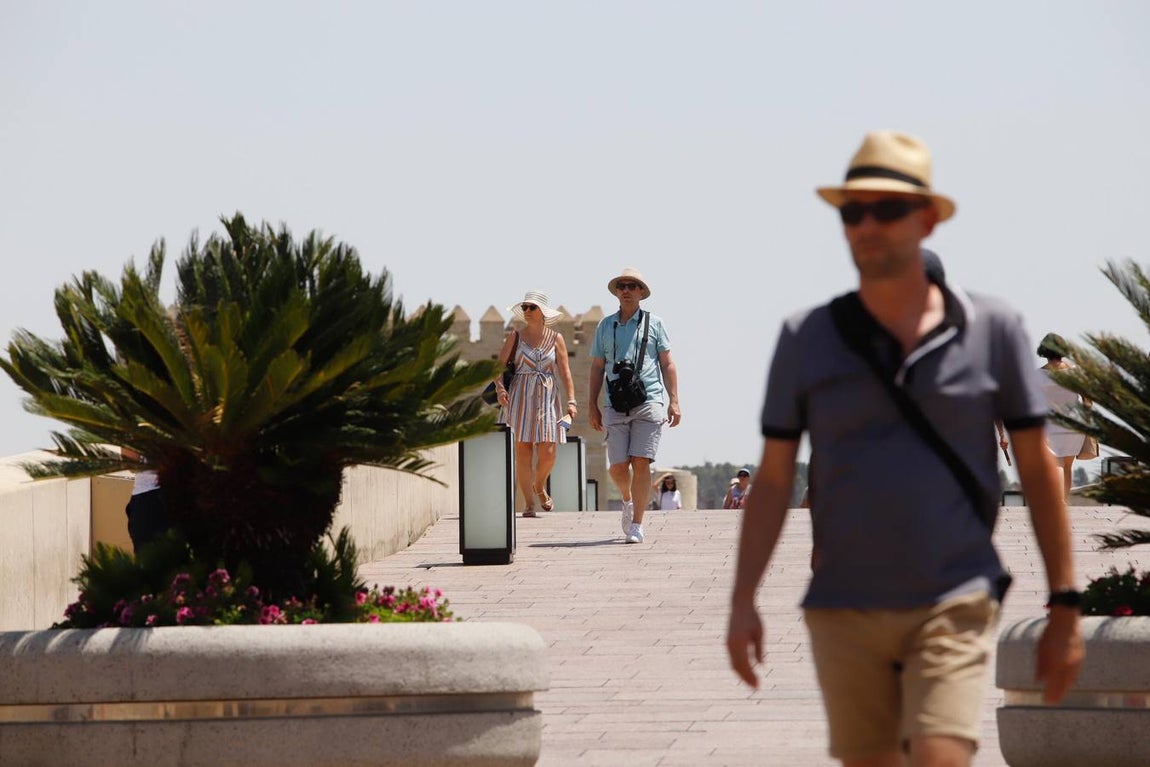 Los turistas bajo el calor de Córdoba, en imágenes