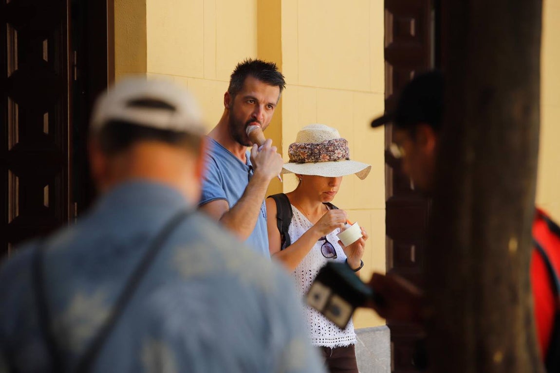 Los turistas bajo el calor de Córdoba, en imágenes