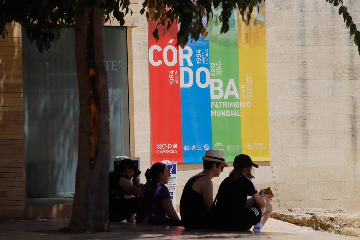 Los turistas bajo el calor de Córdoba, en imágenes