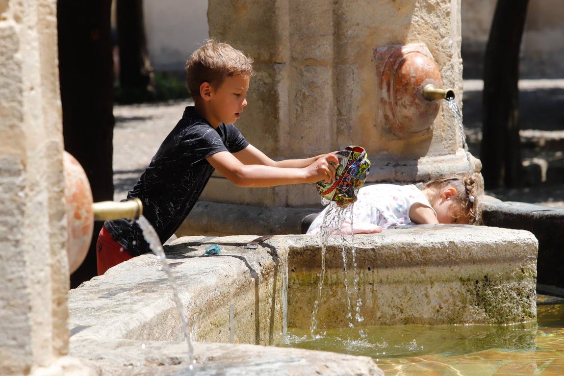 Los turistas bajo el calor de Córdoba, en imágenes