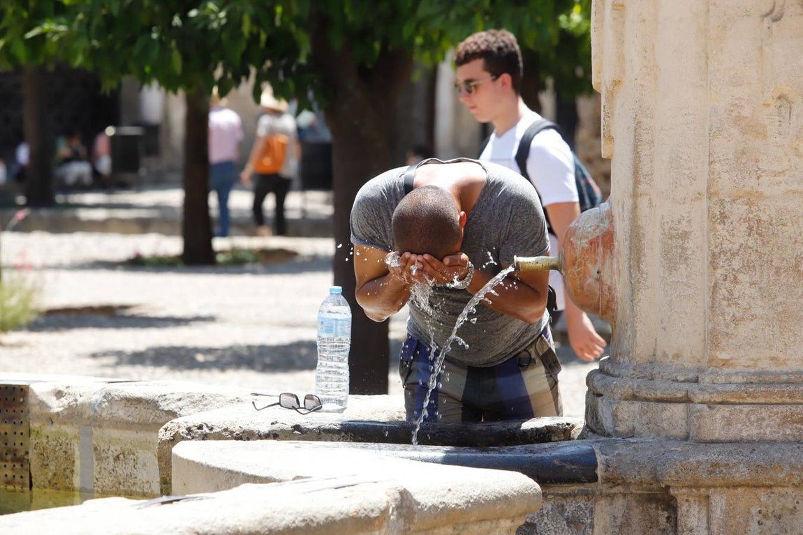 Los turistas bajo el calor de Córdoba, en imágenes