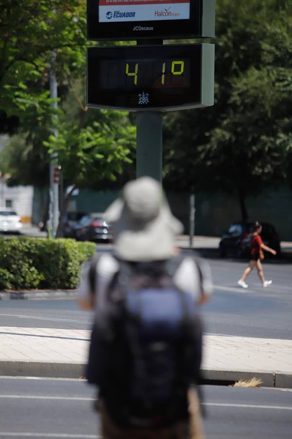 Los turistas bajo el calor de Córdoba, en imágenes