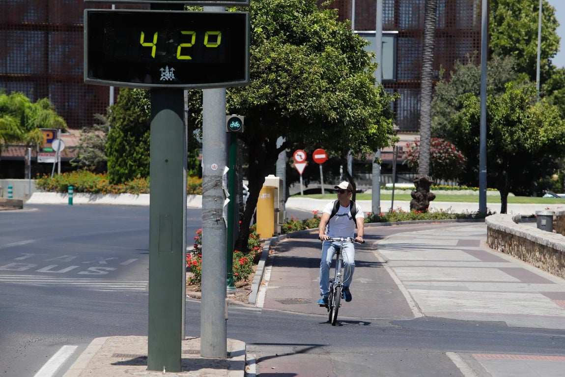 Los turistas bajo el calor de Córdoba, en imágenes