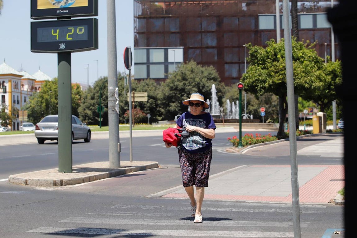 Los turistas bajo el calor de Córdoba, en imágenes