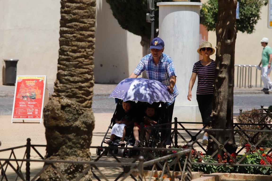 Los turistas bajo el calor de Córdoba, en imágenes