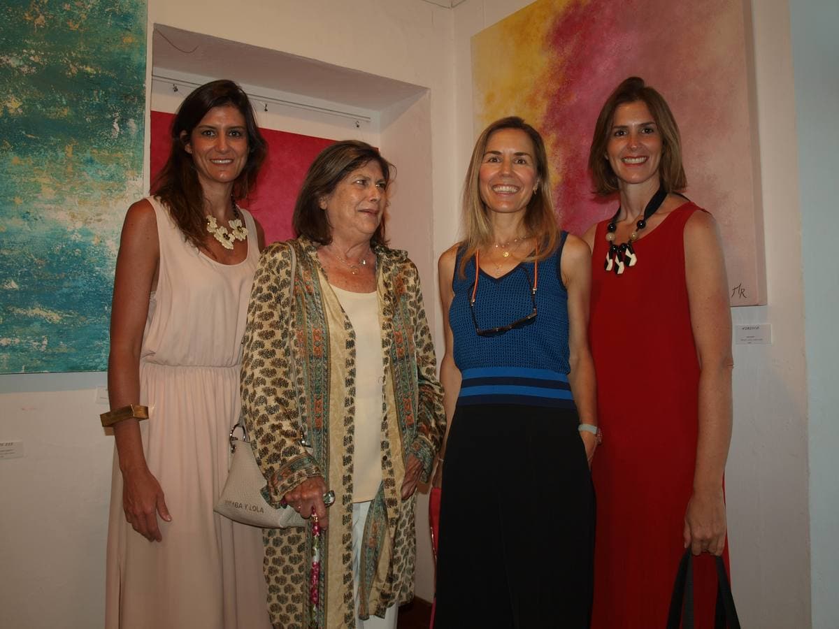 La pintora Teresa Milans del Bosch acompañada de su madre Teresa Moreno de los Ríos, Guadalupe Toscano y Rocío Milans del Bosch. 