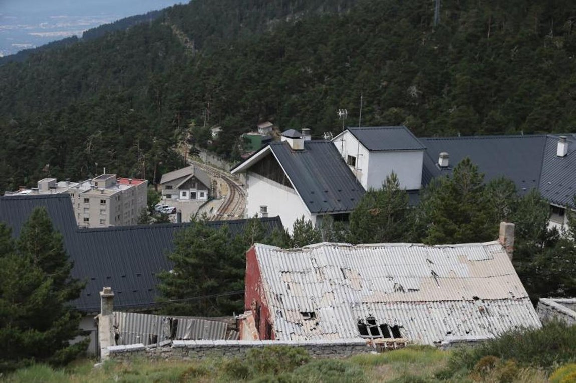12. En primer plano, una de las viviendas abandonadas en el Puerto de Navacerrada
