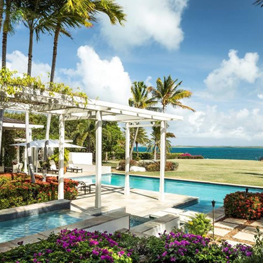 Sin automóviles a la vista, este resort con sinuosas rutas para bicicletas está valorado como un refugio único en su clase, además de ser considerado como el mejor resort del Caribe. El complejo se complace en dar la bienvenida a los huéspedes a Jumby Bay para disfrutar de una experiencia verdaderamente única con un nuevo diseño renovado.