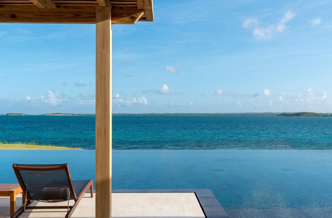 “Las residencias privadas ofrecen acceso a un paraíso caribeño aislado en un lujo discreto y moderno. Cada hogar familiar posee un carácter único y un punto de vista para experimentar la naturaleza exquisita de la isla privada y las elegantes comodidades. Encuentre su escondite tropical entre nuestras 21 residencias privadas y benefíciese de un personal dedicado de Oetker Collection para satisfacer sus necesidades con cuidado y excelencia”, reza el anuncio para hospedarte aquí.