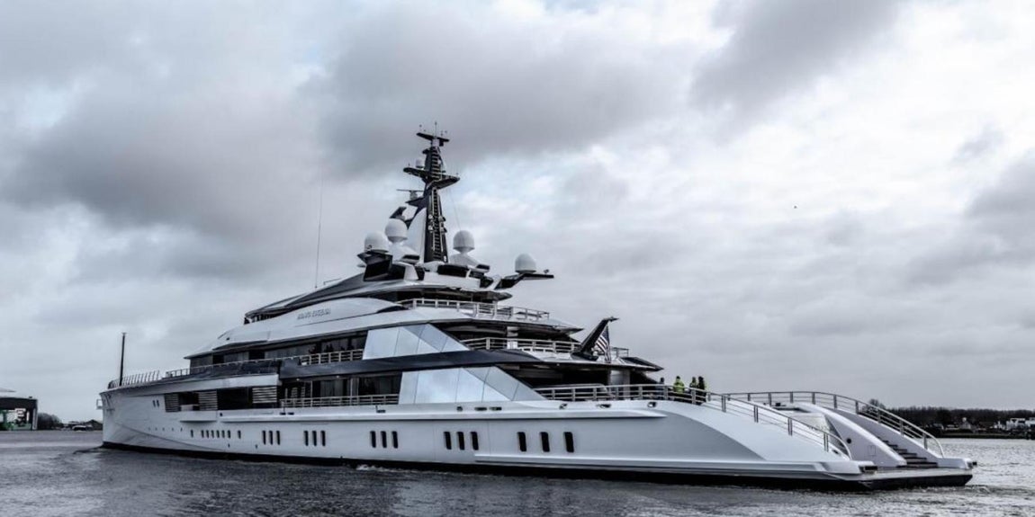 Bravo Eugenia. Jerry Jones, el poderoso dueño del equipo de fútbol americano Dallas Cowboys compró este barco por 250 millones de euros el pasado mes de enero y pasa sus vacaciones en Ibiza. El "gigayate" de 109 metros de eslora es uno de los buques que mayor espectación ha causado en el puerto