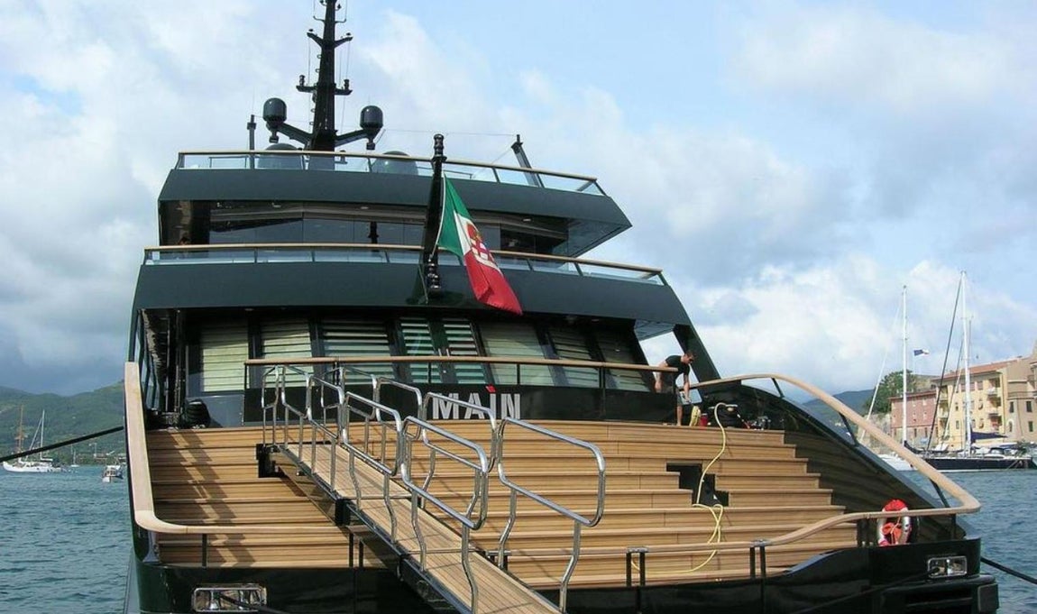 El Main. Este navío, propiedad de Armani, atracó en Ibiza como destino final después de una sugerente travesía que tuvo inicio en Cerdeña. Se construyó en el astillero italiano Codecasa en el año 2008 y Giorgio Armani Spa &amp; Ortelli Architetti diseñó todos sus interiores