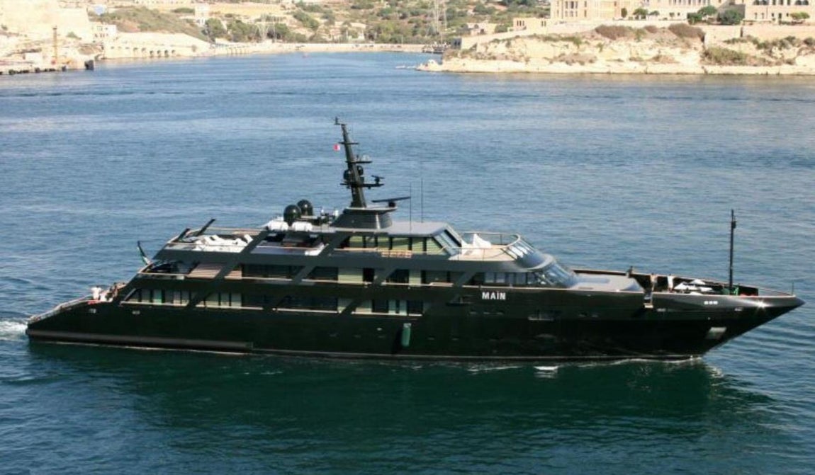 El Main. El superyate de 65m de eslora y 12 de manga tiene capacidad para 12 huéspedes en sus 7 camarotes. Su principal rincón de capricho es la lujosa piscina de su cubierta. Navega a una velocidad máxima de 17 nudos, pero su velocidad crucero es de 14