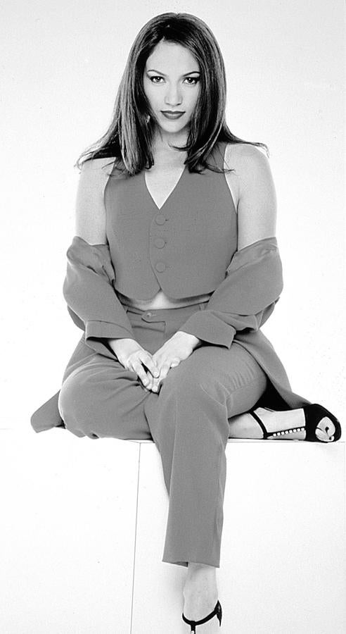 Inicios. Jennifer Lopez tuvo siempre vocación de artista. En 1991 trabajó por primera vez como bailarina y en 1993 consiguió adentrarse en el sector de la interpretación y pasó a dedicarse a la actuación. La primera película que protagonizó fue «Selena», con la que se convirtió en la primera actriz latina en ganar un millón de dólares y además fue nominada al Globo de Oro como Mejor Actriz.