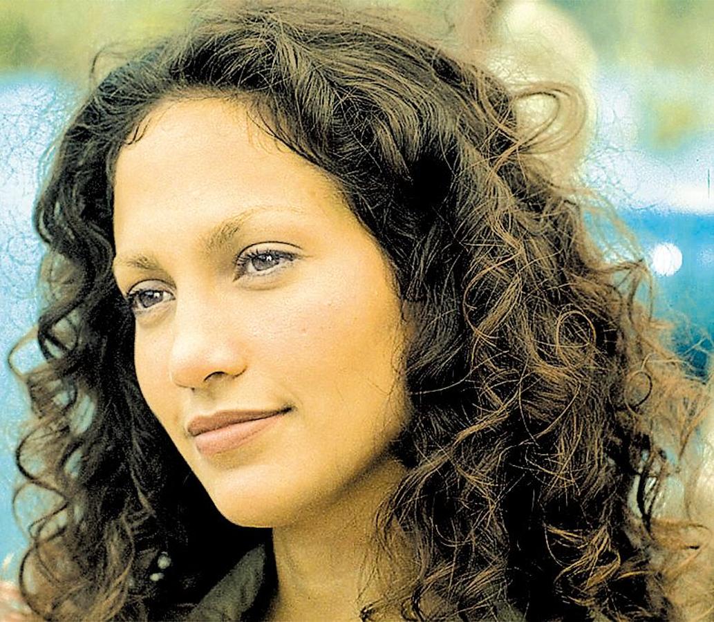 Vida anterior a la fama. Lopez nació en el Bronx, Nueva York, el 24 de julio de 1969. Sus orígenes son puertorriqueños, pues sus padres, David López y Guadalupe, son de ese país. La actriz y cantante es la mediana de sus hermanas, ya que tiene una hermana menor llamada Lynda y una mayor llamada Leslie.