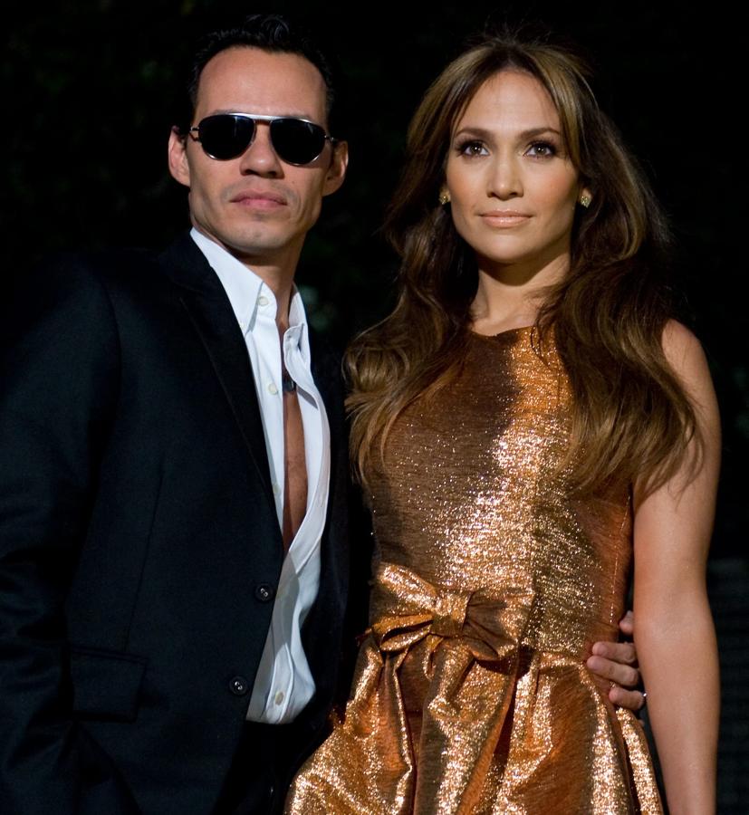 Su relación con Marc Anthony. Jennifer Lopez ha conseguido atraer el foco mediático desde que comenzó su trayectoria. Por eso, sus romances siempre han sido motivo de interés para la prensa. Jennifer Lopez se casó por primera vez con el cubano Ojani Noa, el 22 de febrero de 1997. Sin embargo, la pareja se divorció en enero del año siguiente. Pero quizás su historia de amor más conocida, fue con el cantante Marc Anthony, con quien mantenía una relación de amistad desde hacía tiempo. La pareja se casó en secreto en junio de 2004.