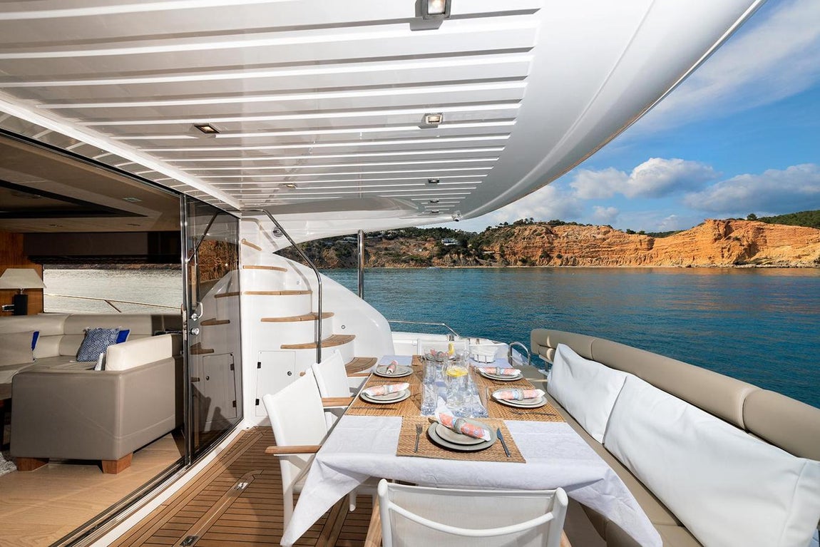 Cala di luna. Sus cubiertas cuentan con espacios para tomar el sol y comedores exteriores para favorecer la vida al aire libre en alta mar