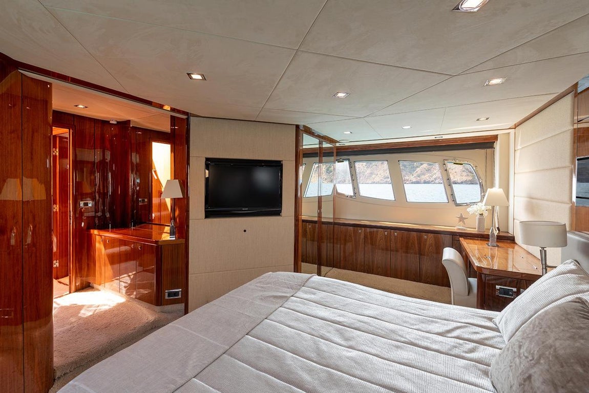 Cala di luna. Todos los camarotes tienen televisión con pantalla plana, pero los dos dormitorios dobles cuentan con cuarto de baño privado con todas las comodidades