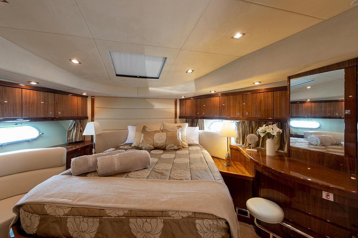 Cala di luna. Tres miembros de tripulación cubrirán las necesidades de los pasajeros en el barco, que cuenta también con una pequeña embarcación auxiliar y varios juguetes acuáticos a su disposición