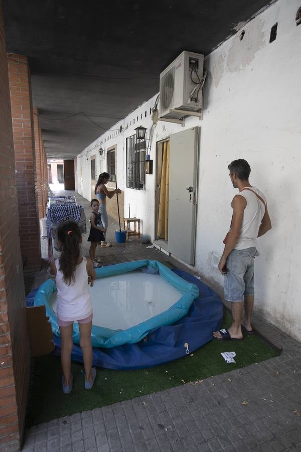 Un día en el barrio cordobés de Las Moreras, en imágenes