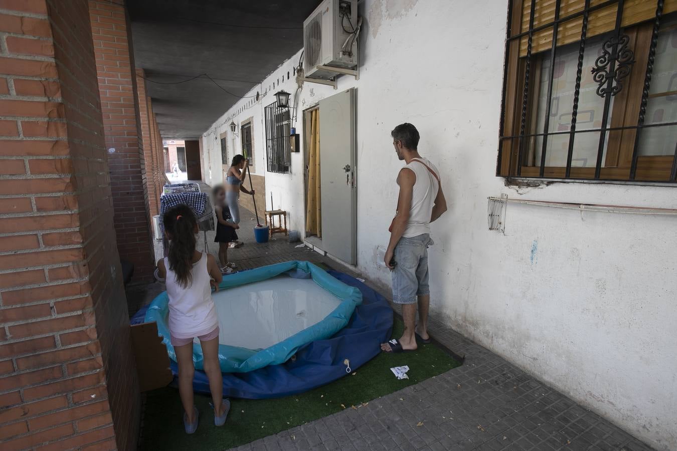 Un día en el barrio cordobés de Las Moreras, en imágenes