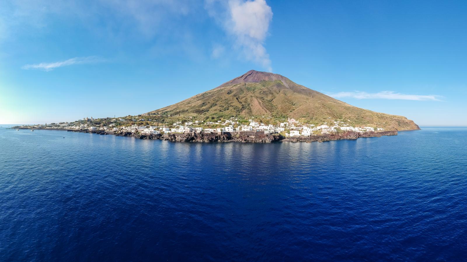 Un enclave único y exclusivo. El majestuoso volcán de Stromboli es protagonista de escenarios y atardeceres de ensueño. Solo puede accederse a la mansión en barco o helicóptero y está situada sobre una roca frente al mar, además de tener vistas al imponente volcán que domina todo el islote